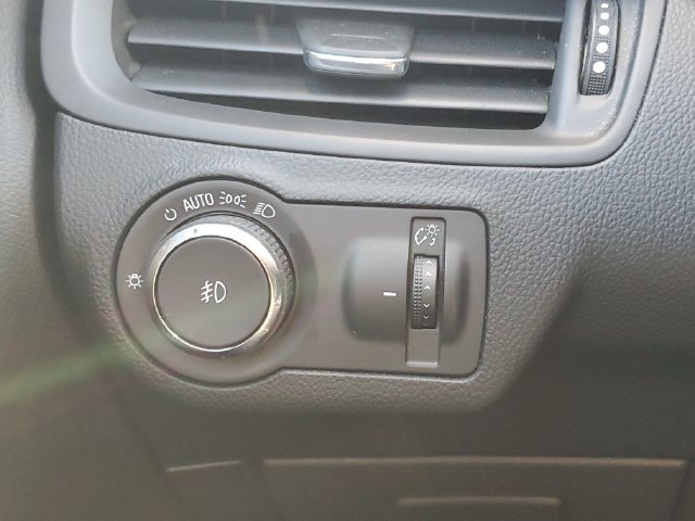 Certified 2018 Buick Envision Essence FWD image 19