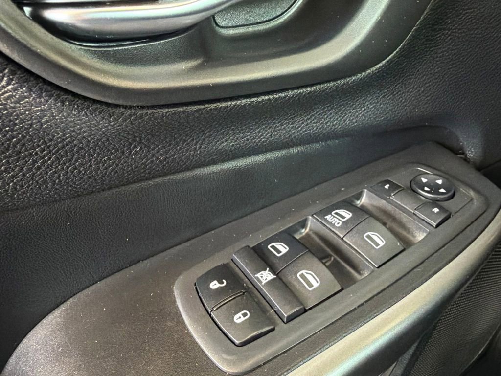 Used 2020 Jeep Cherokee Latitude w/ Cold Weather Group FWD image 21