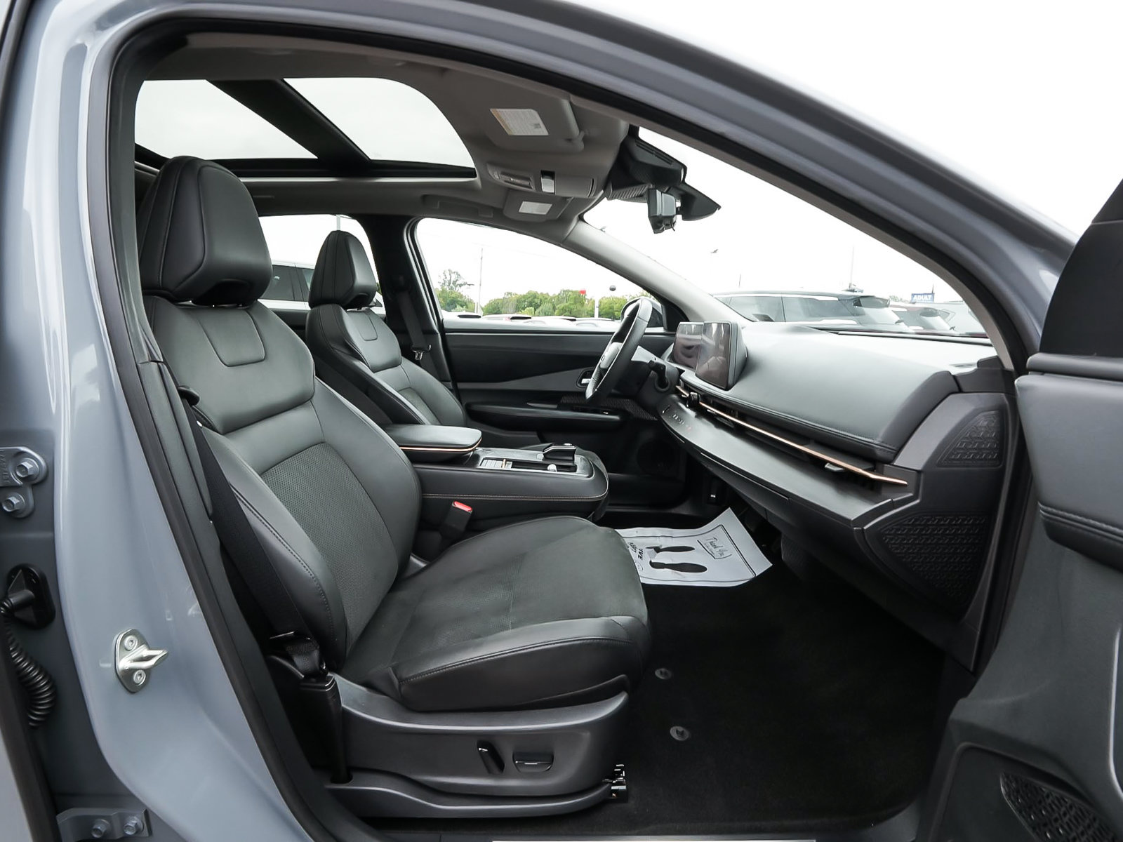 Used 2025 Nissan Ariya AWD image 39