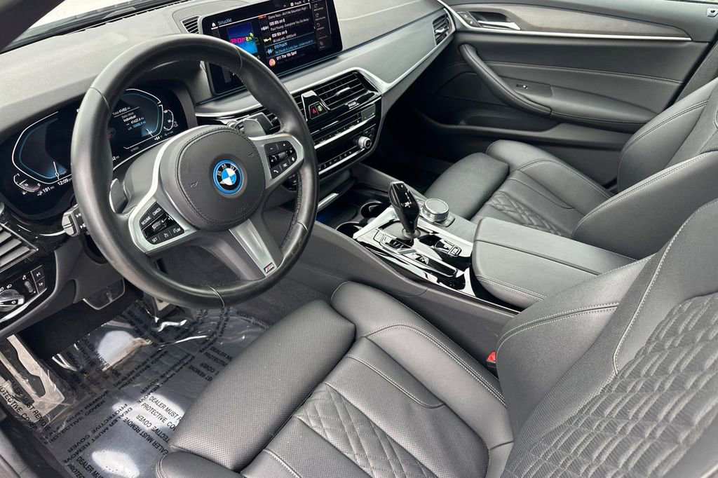 Used 2023 BMW 530e w/ M Sport Package image 9