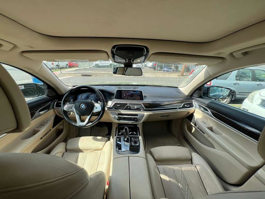 Used 2016 BMW 750i xDrive image 32