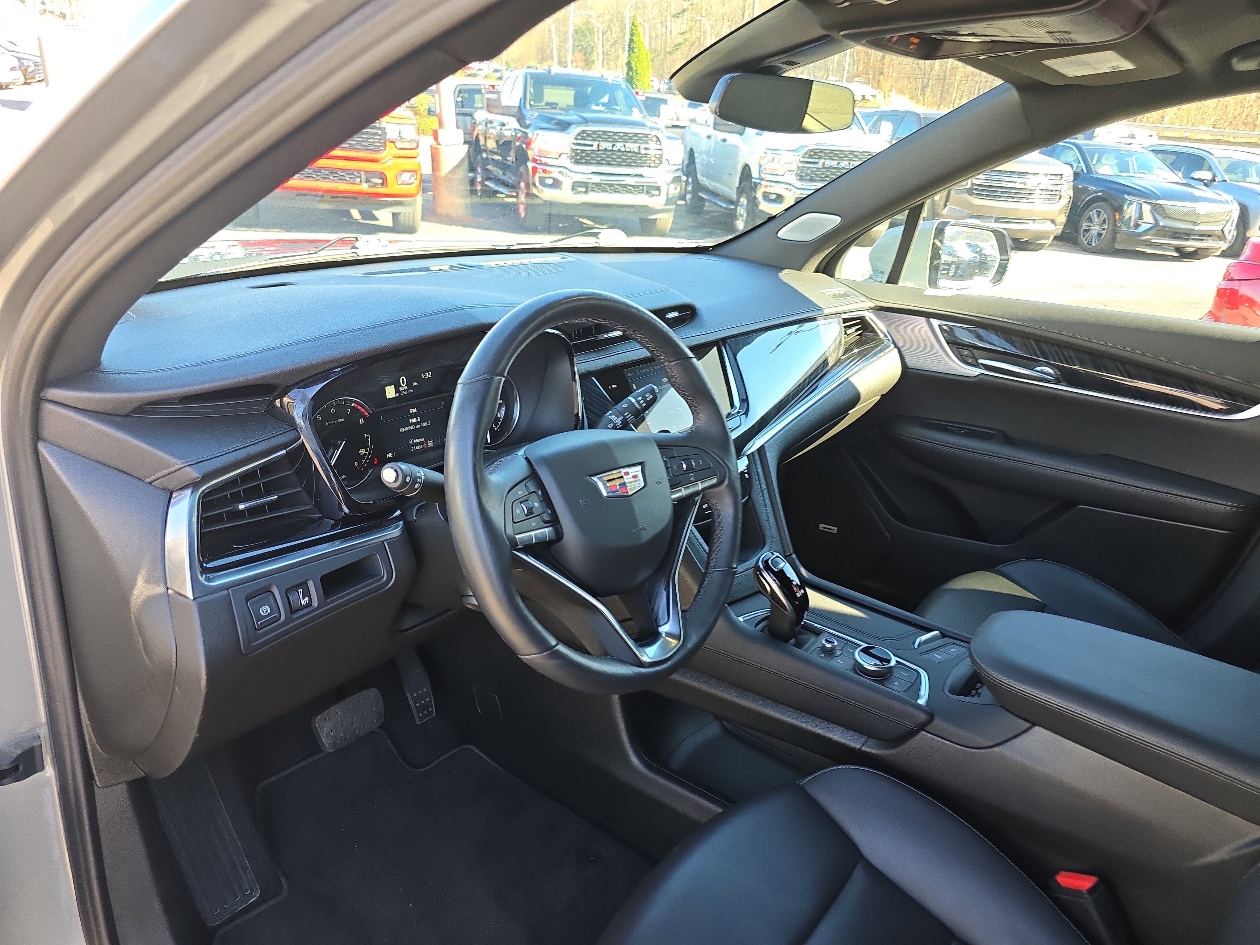 Used 2025 Cadillac XT6 Premium Luxury image 23