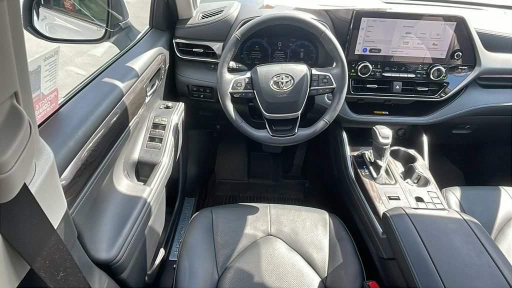 Used 2024 Toyota Highlander Limited image 13