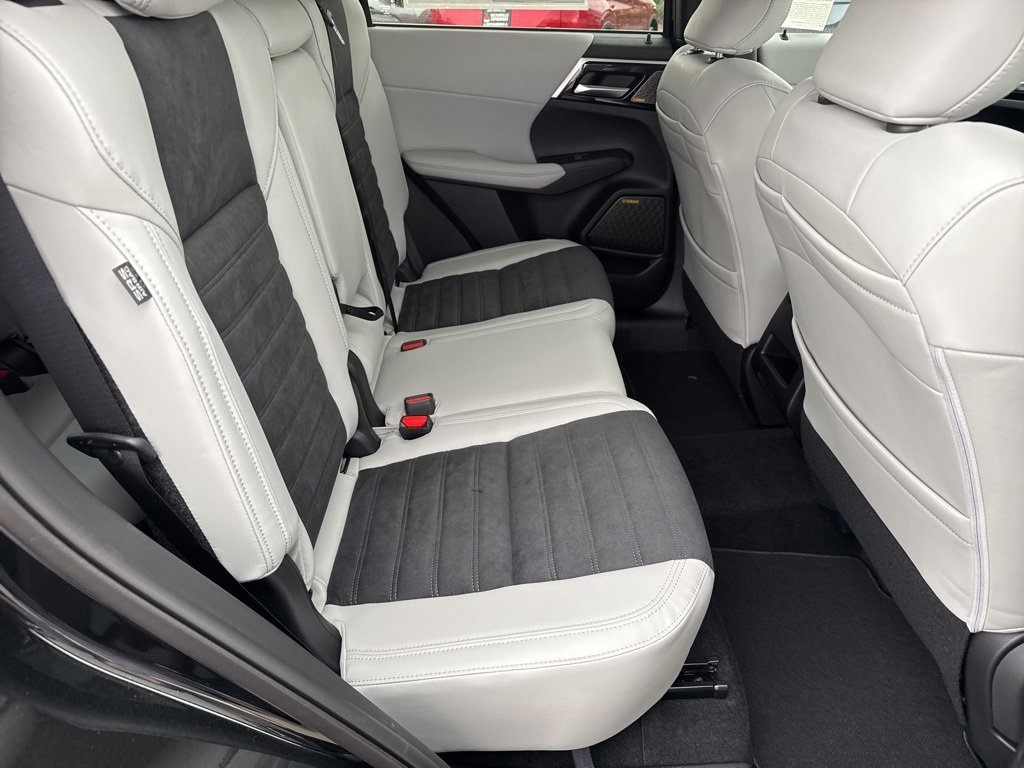New 2025 Mitsubishi Outlander SE image 25
