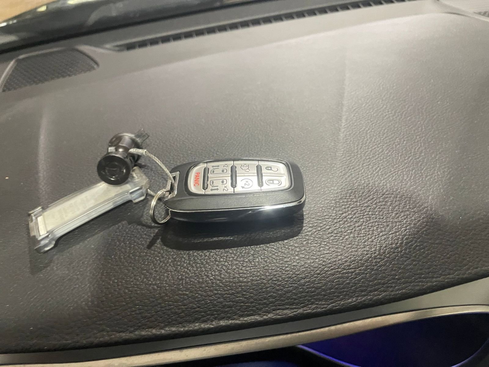 Used 2025 Chrysler Pacifica Limited image 25