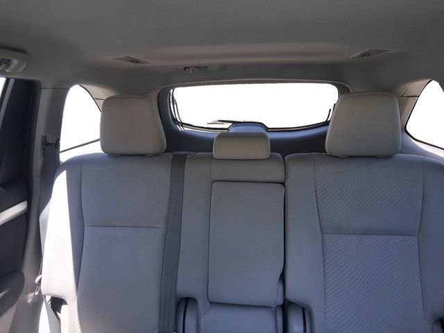Used 2019 Toyota Highlander LE w/ Carpet Mat Package (TMS) AWD/4WD image 16
