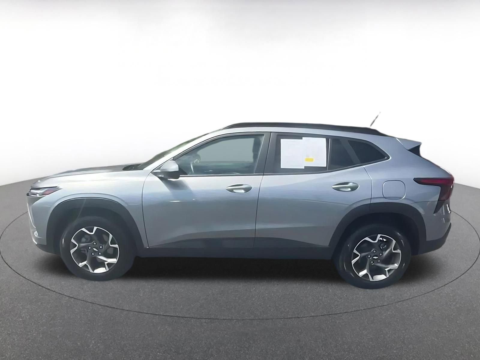 Used 2025 Chevrolet Trax LT w/ LT Convenience Package FWD image 9