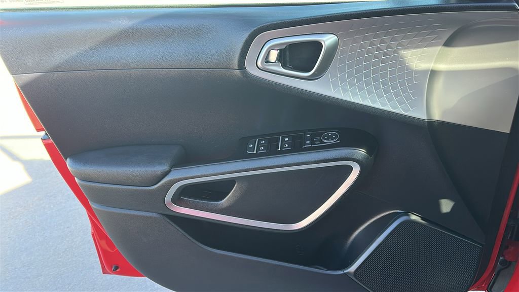 Used 2025 Kia Soul LX w/ LX Technology Package FWD image 19