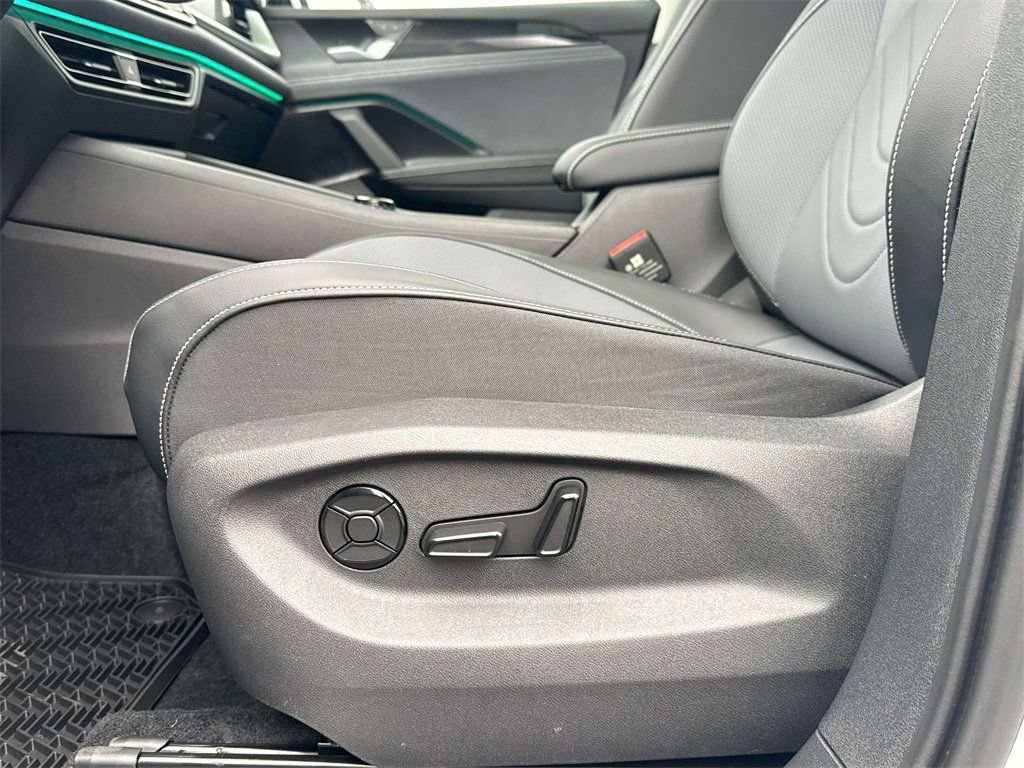 New 2026 Volkswagen Tiguan SE image 11