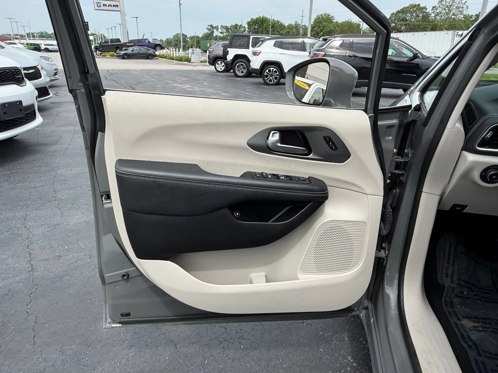 Used 2022 Chrysler Pacifica Touring-L FWD image 20