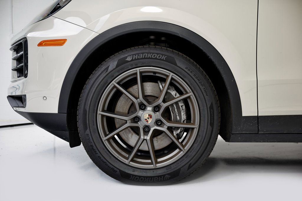 Certified 2025 Porsche Cayenne AWD/4WD image 13