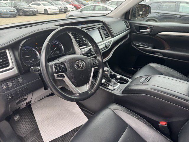 Used 2017 Toyota Highlander XLE AWD/4WD image 11