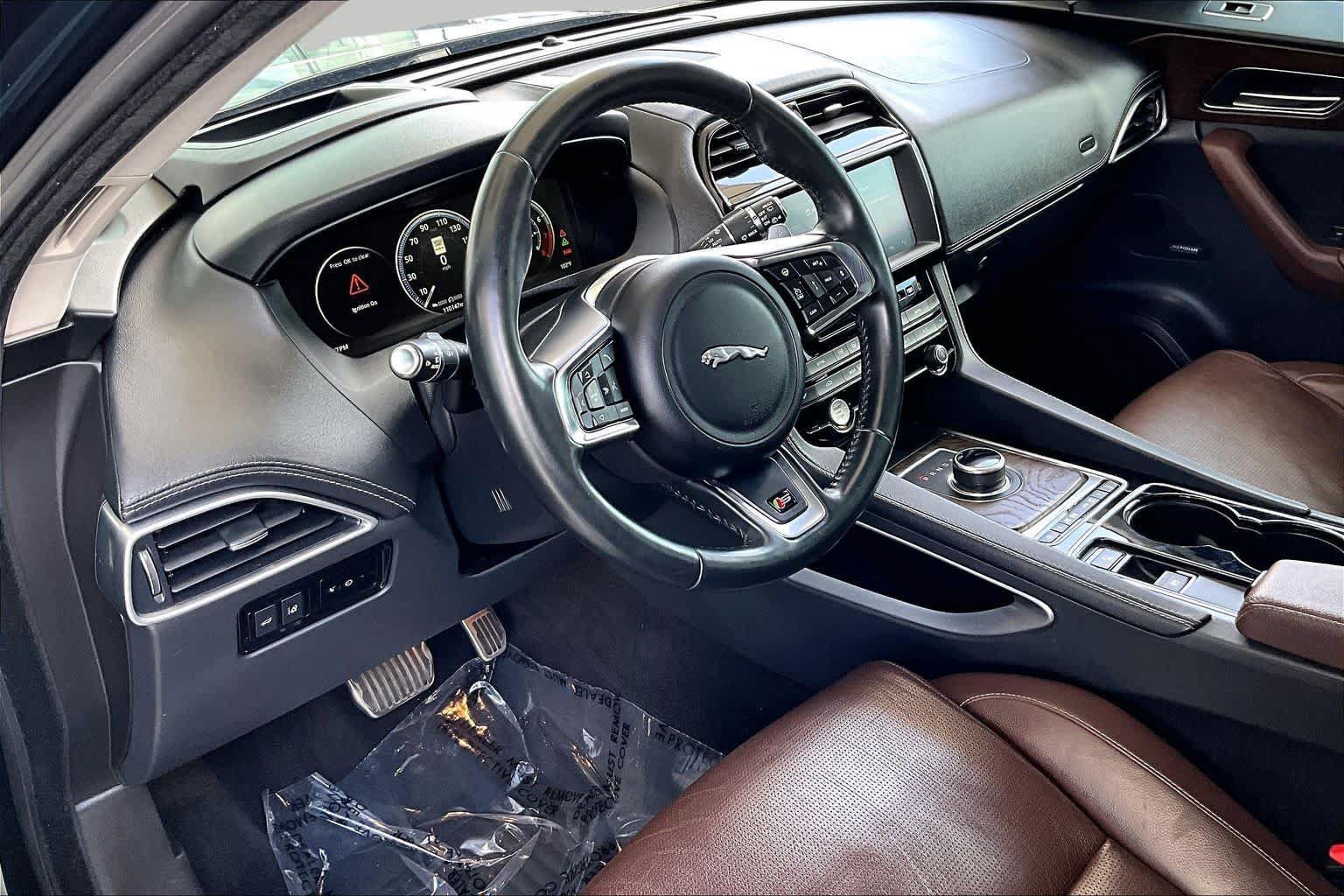 Used 2017 Jaguar F-PACE S AWD/4WD image 16