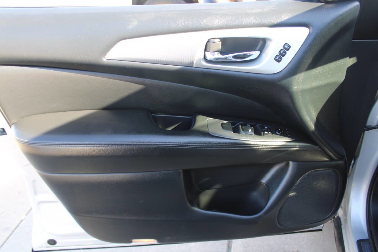 Used 2019 Nissan Pathfinder SL image 18