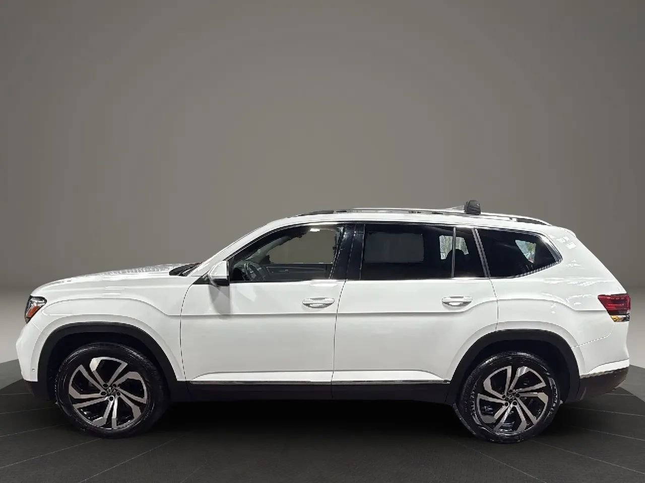 Used 2021 Volkswagen Atlas SEL Premium image 2