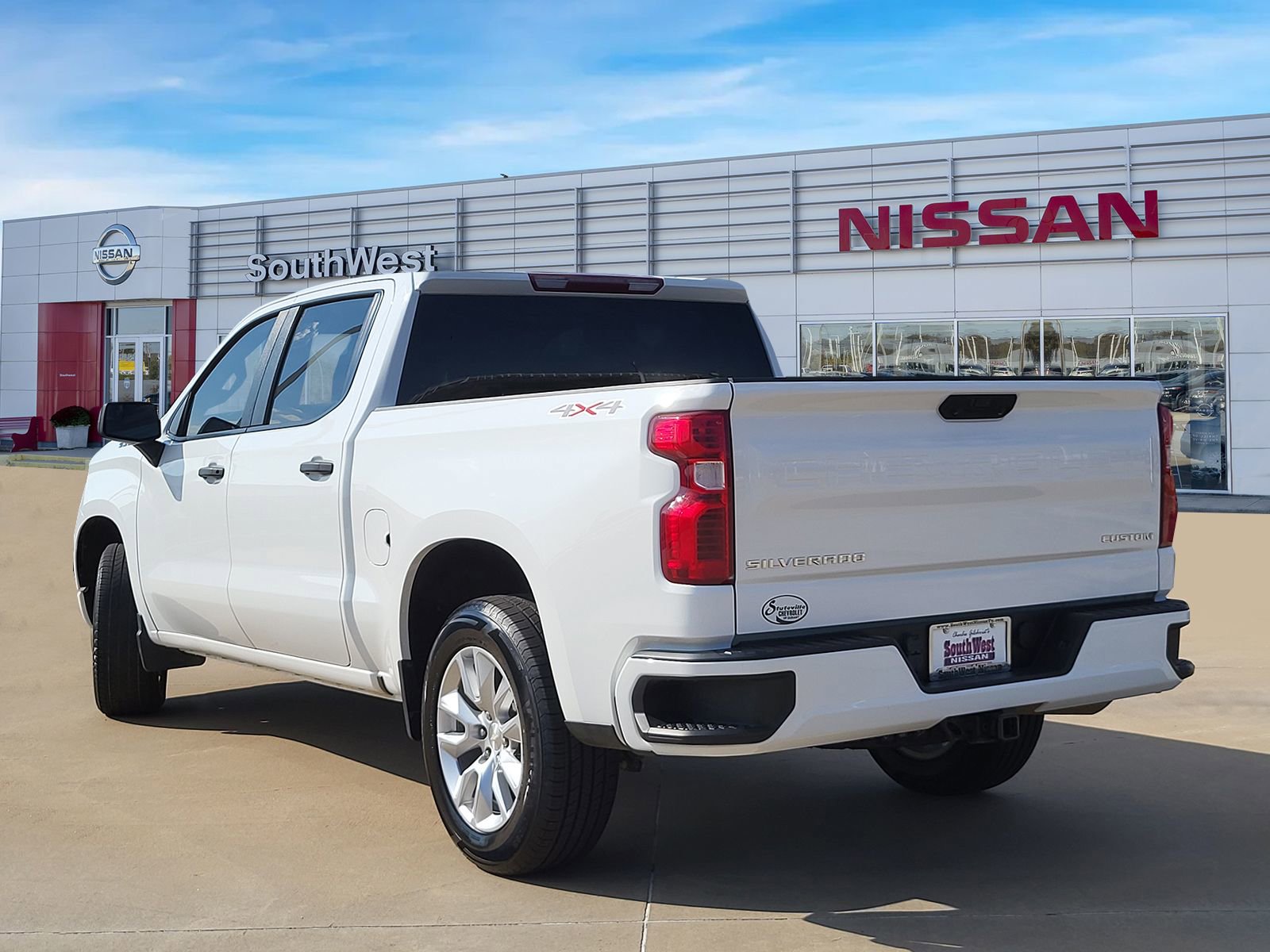Used 2023 Chevrolet Silverado 1500 Custom image 8