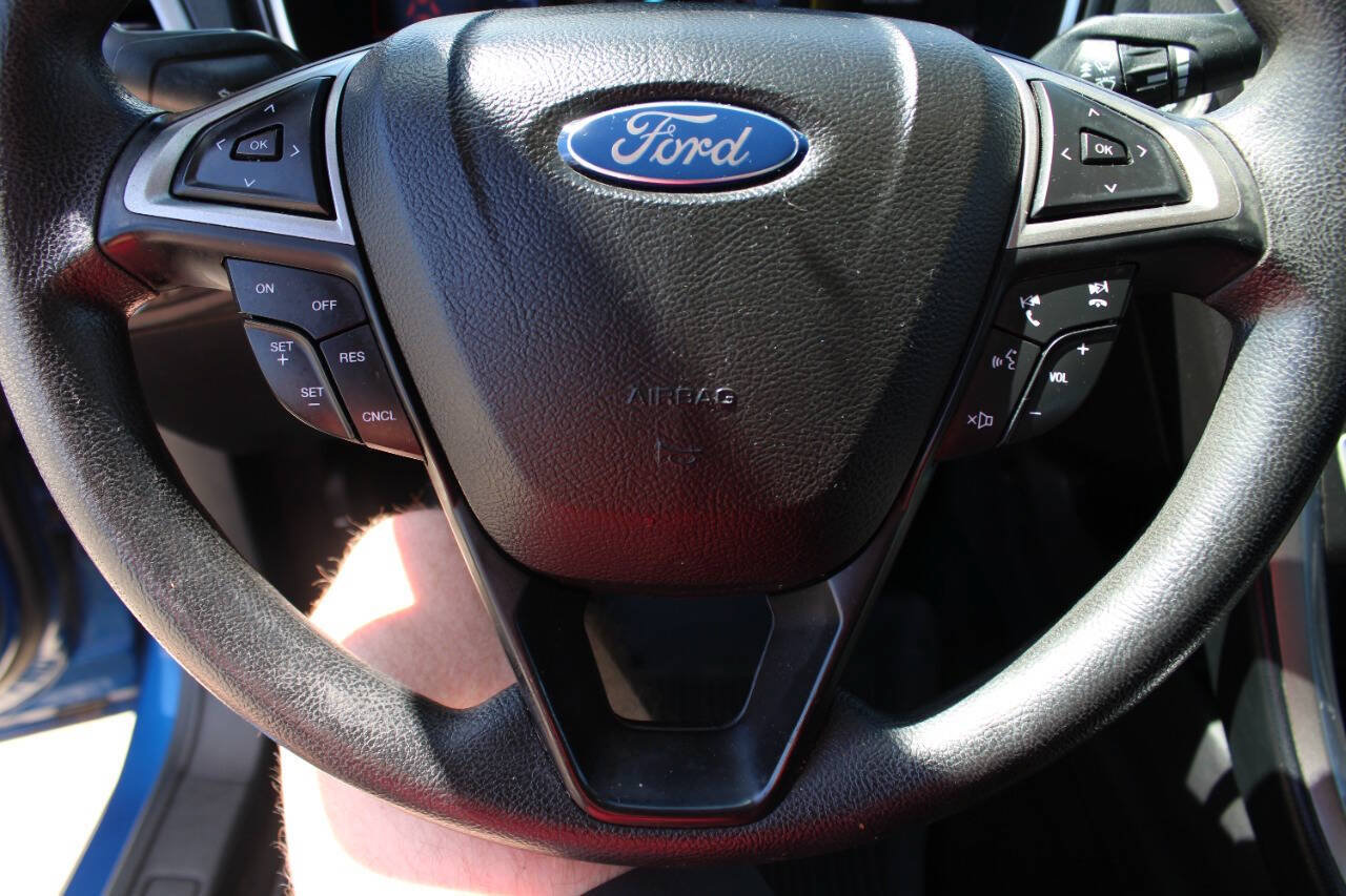 Used 2017 Ford Fusion SE w/ Fusion SE Technology Package FWD image 18