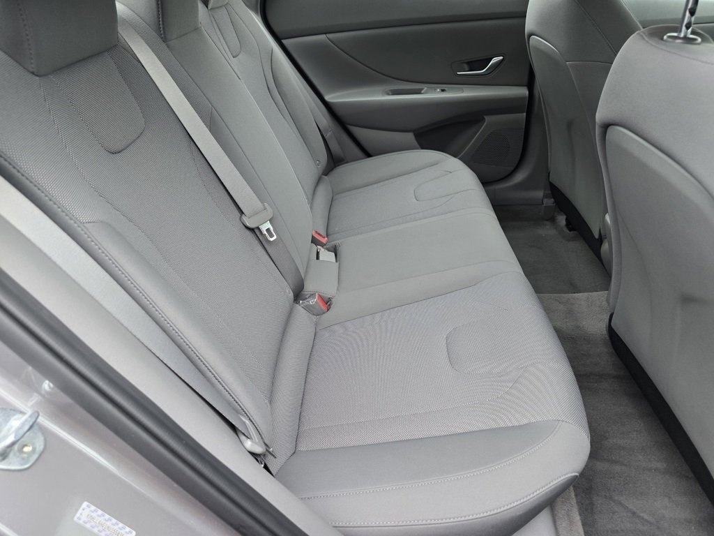 Used 2021 Hyundai Elantra SE image 9