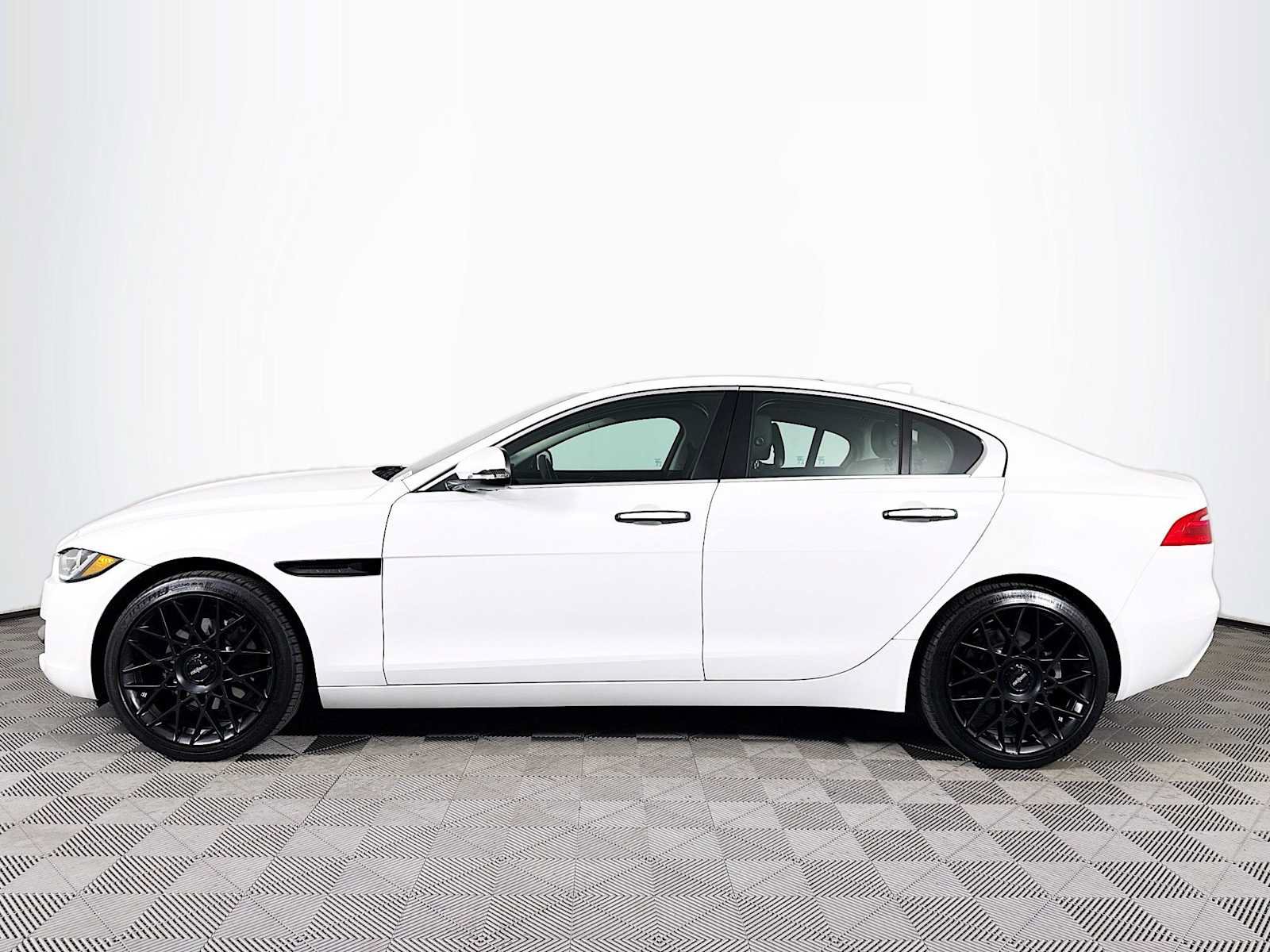 Used 2019 Jaguar XE Premium AWD/4WD image 8
