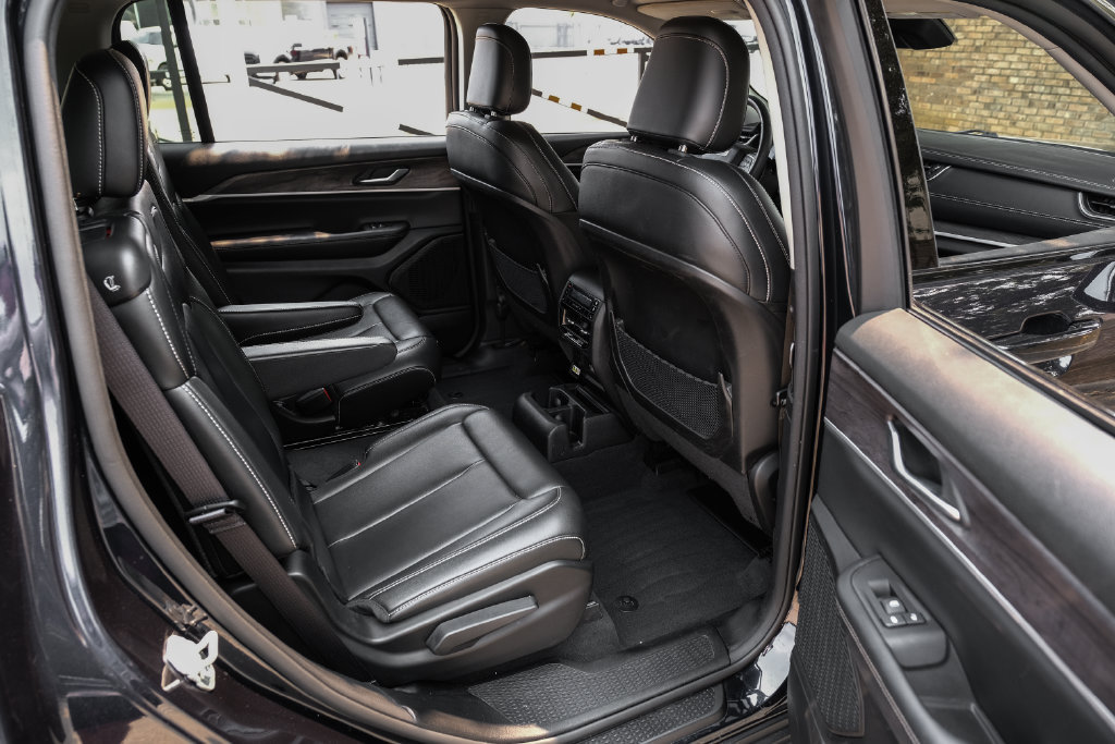 Used 2023 Jeep Grand Cherokee L Limited AWD/4WD image 48