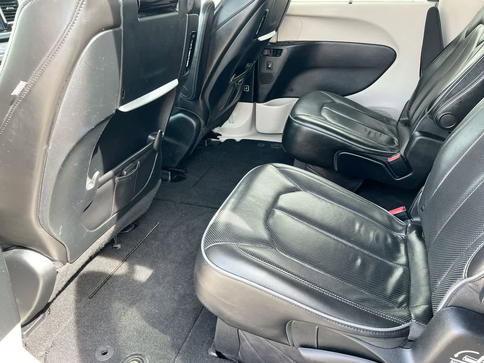 Used 2019 Chrysler Pacifica Limited w/ Tire & Wheel Group FWD image 18