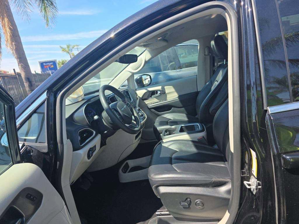 Used 2024 Chrysler Pacifica Touring-L image 8
