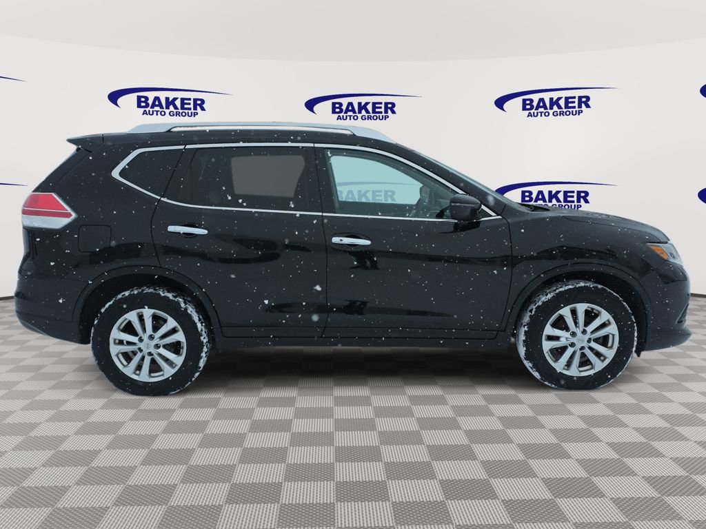 Used 2016 Nissan Rogue SV image 2