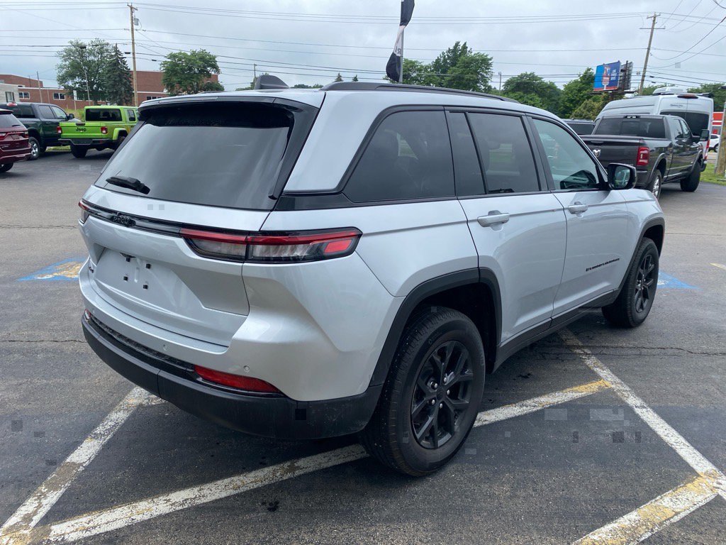 Used 2024 Jeep Grand Cherokee Altitude image 5
