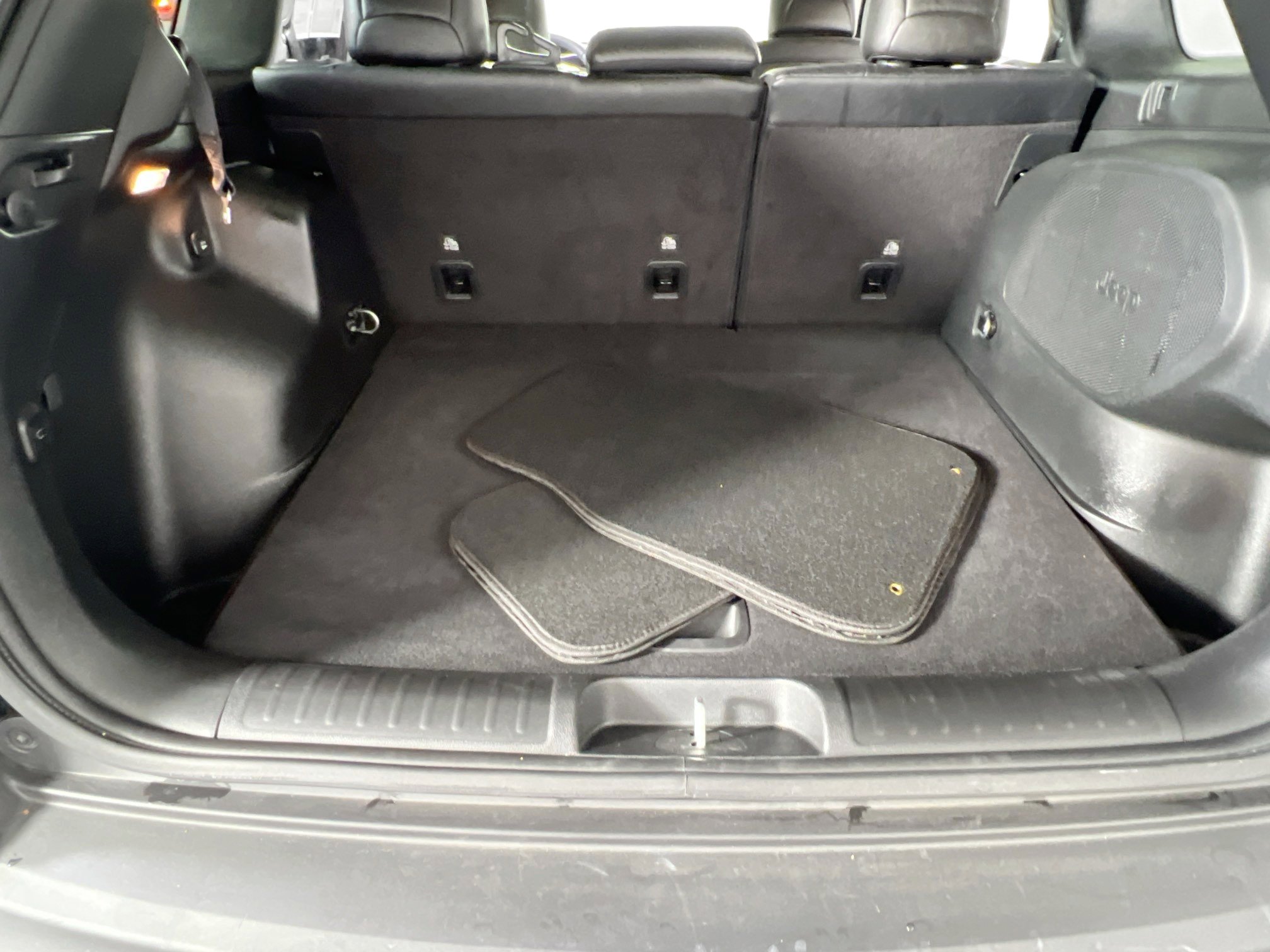 Used 2022 Jeep Cherokee Limited image 25