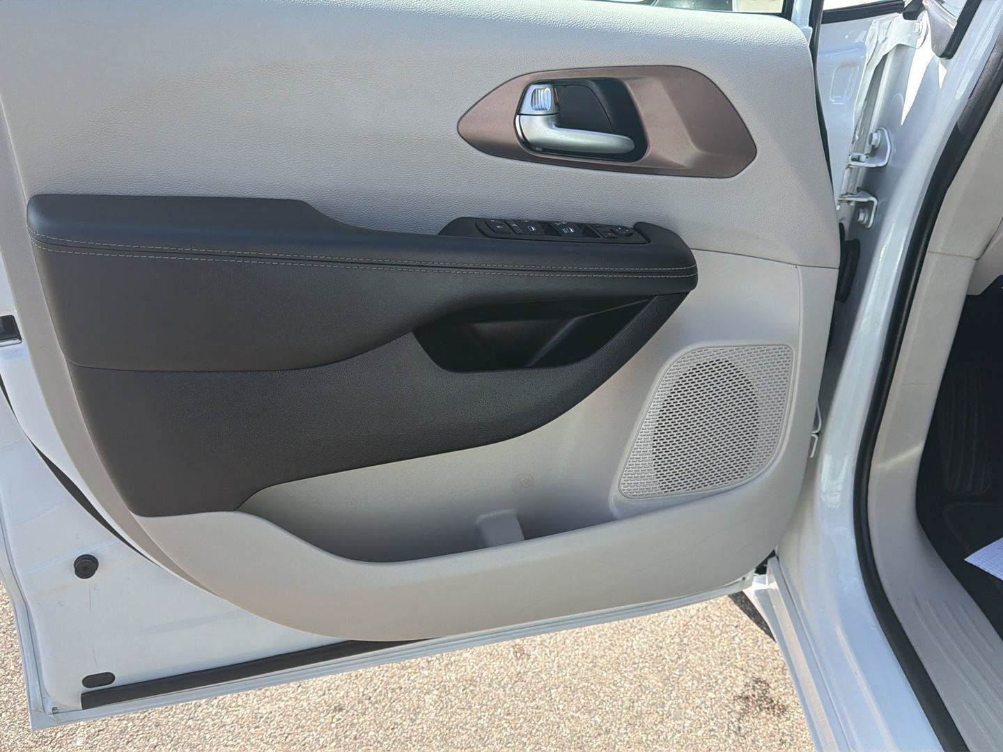 Used 2023 Chrysler Voyager LX FWD image 12