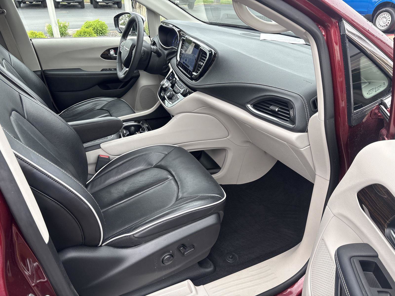 Used 2023 Chrysler Pacifica Limited FWD image 15