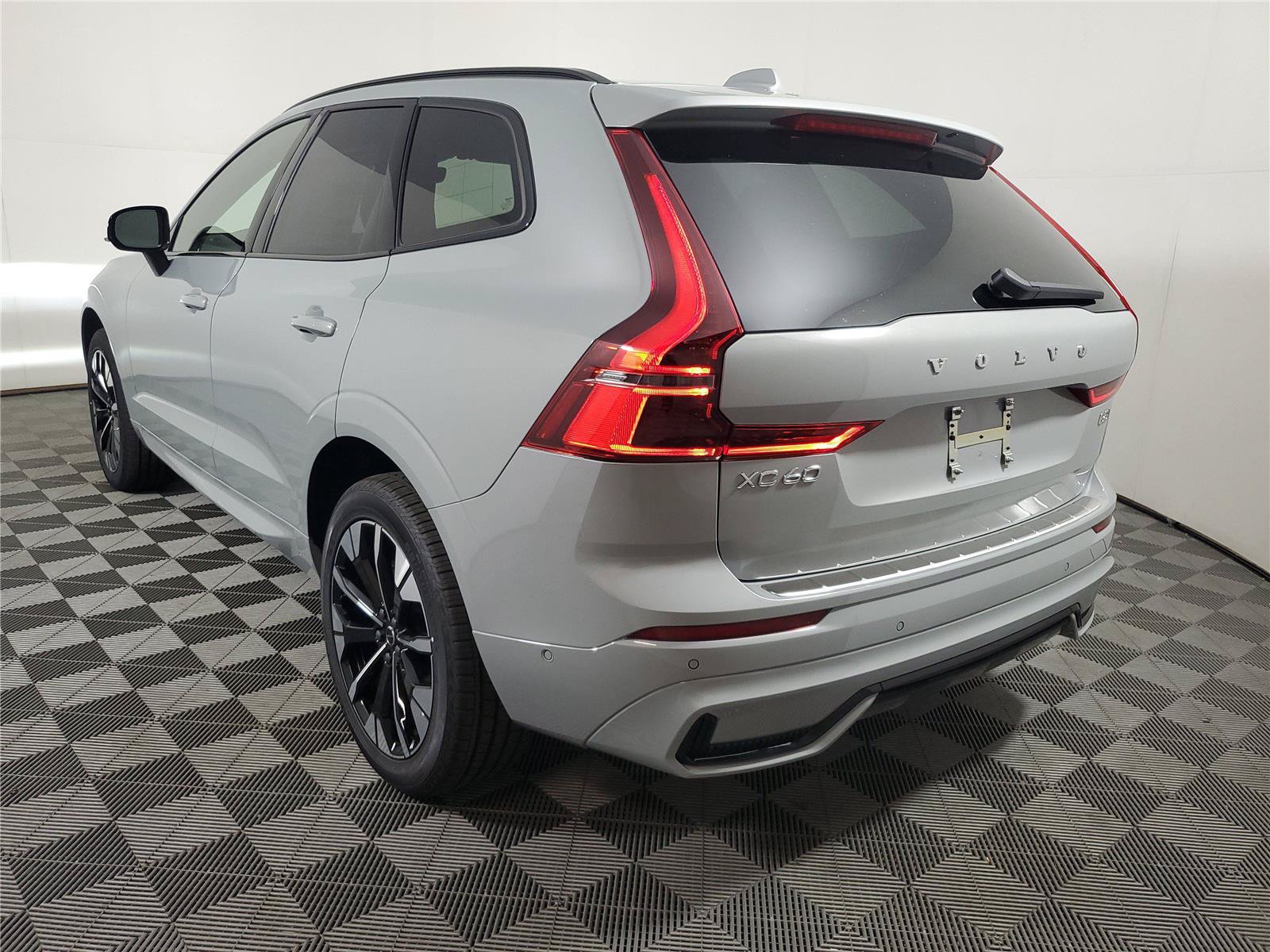 New 2026 Volvo XC60 B5 Plus w/ Protection Package Premier AWD/4WD image 4