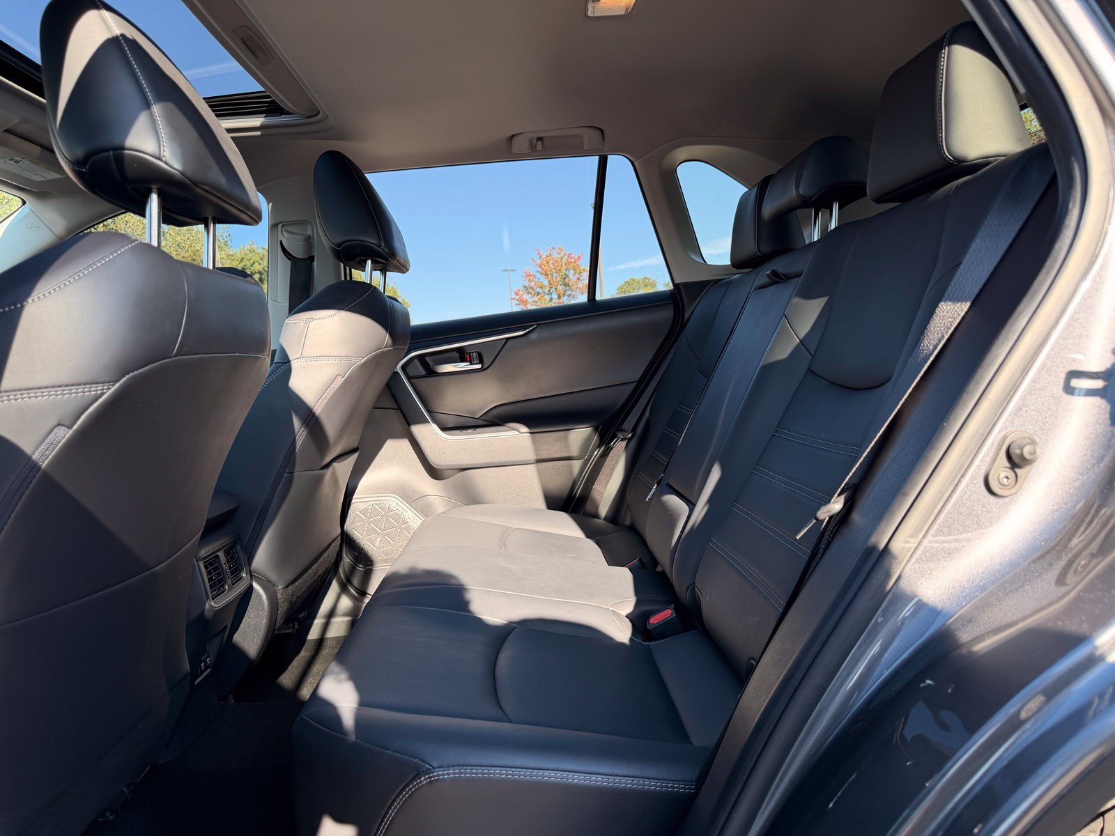 Used 2019 Toyota RAV4 XLE Premium FWD image 29