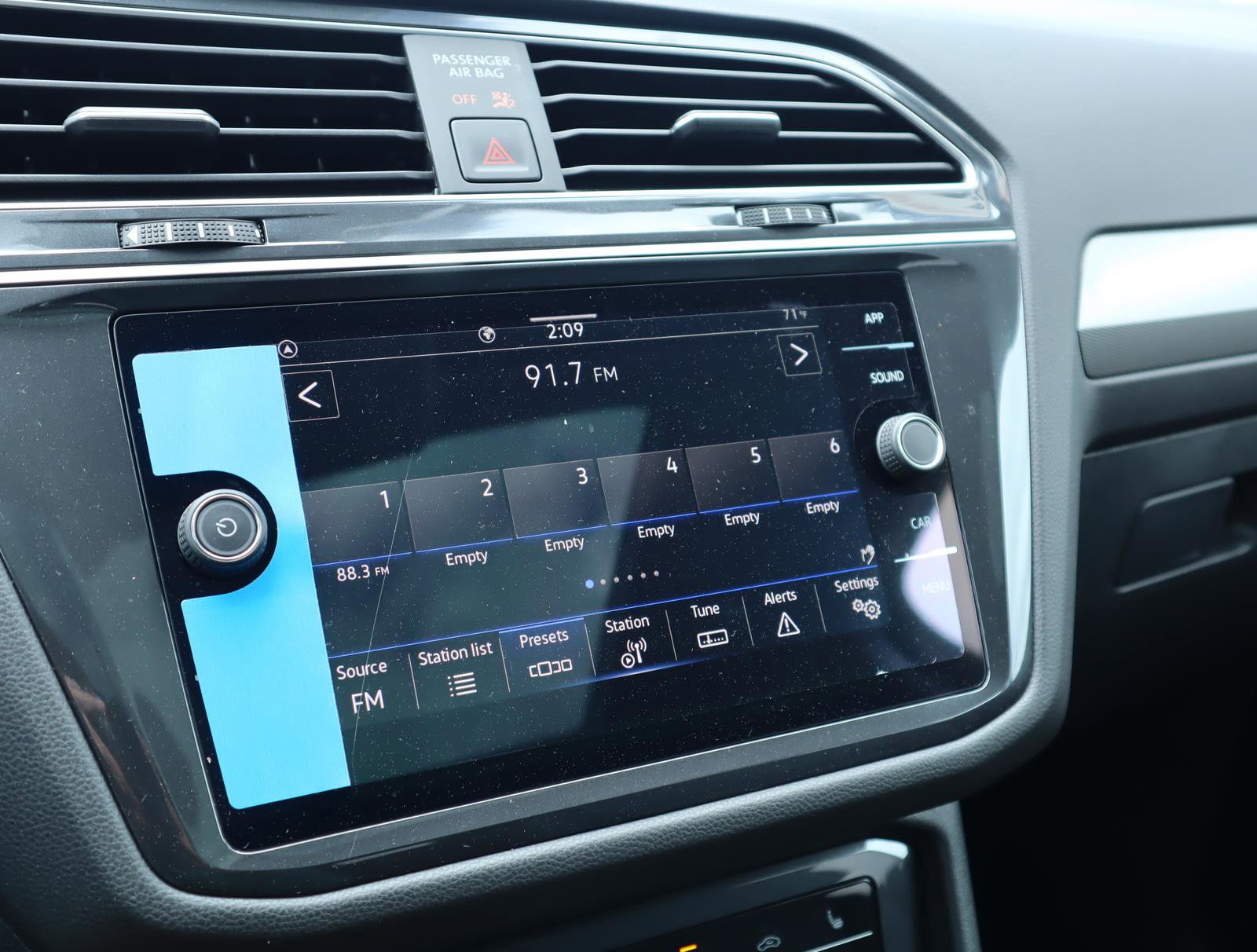 New 2024 Volkswagen Tiguan SE w/ Panoramic Sunroof Package FWD image 25