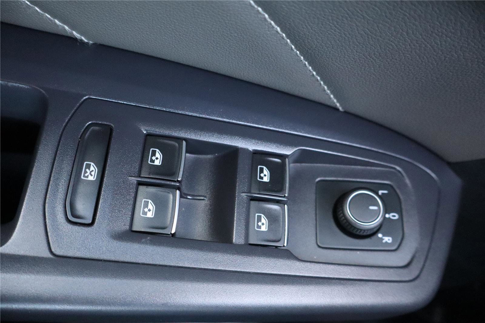 Used 2021 Volkswagen Atlas Cross Sport SE image 14