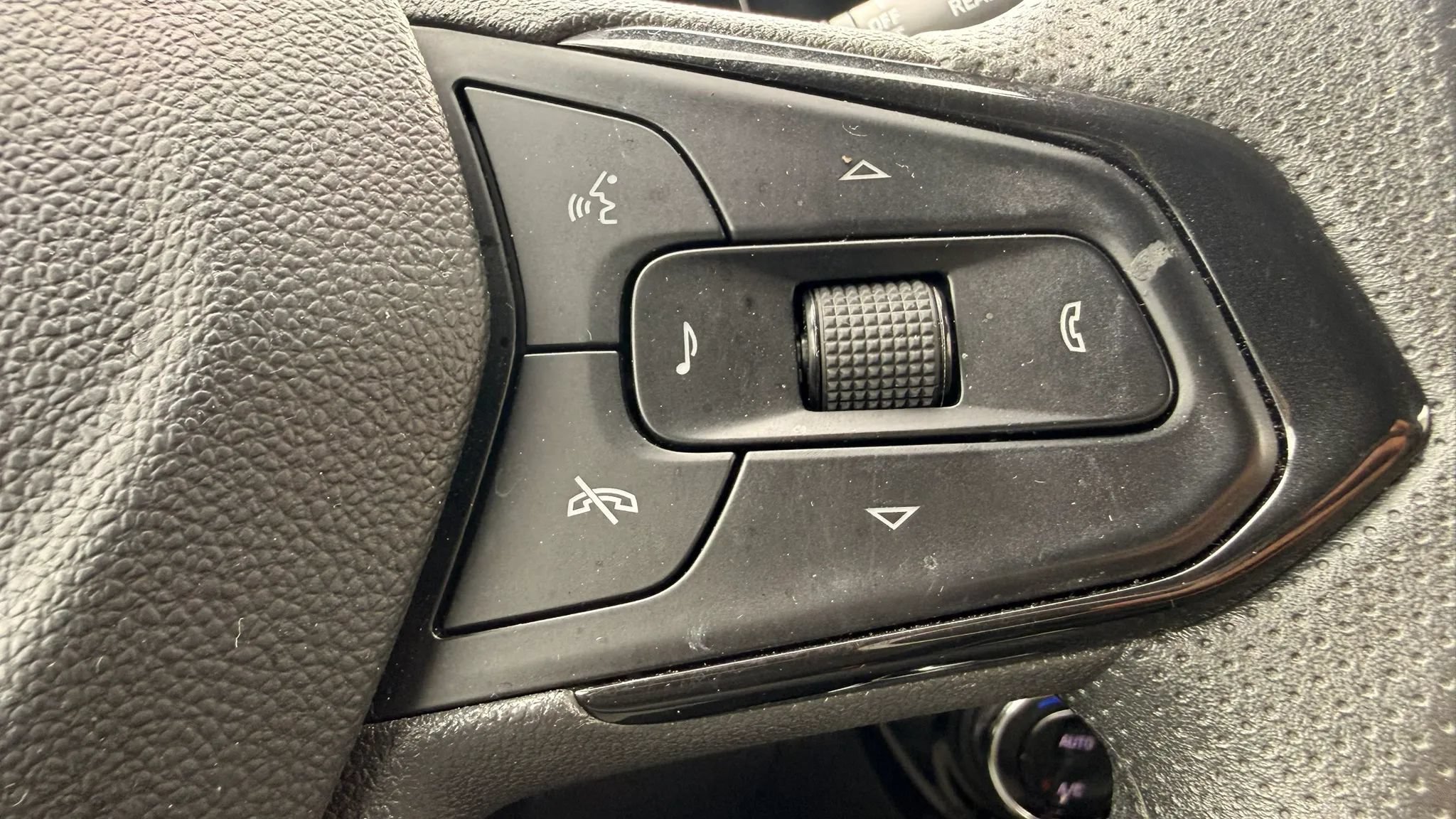 Used 2025 Chevrolet Trax LT FWD image 20