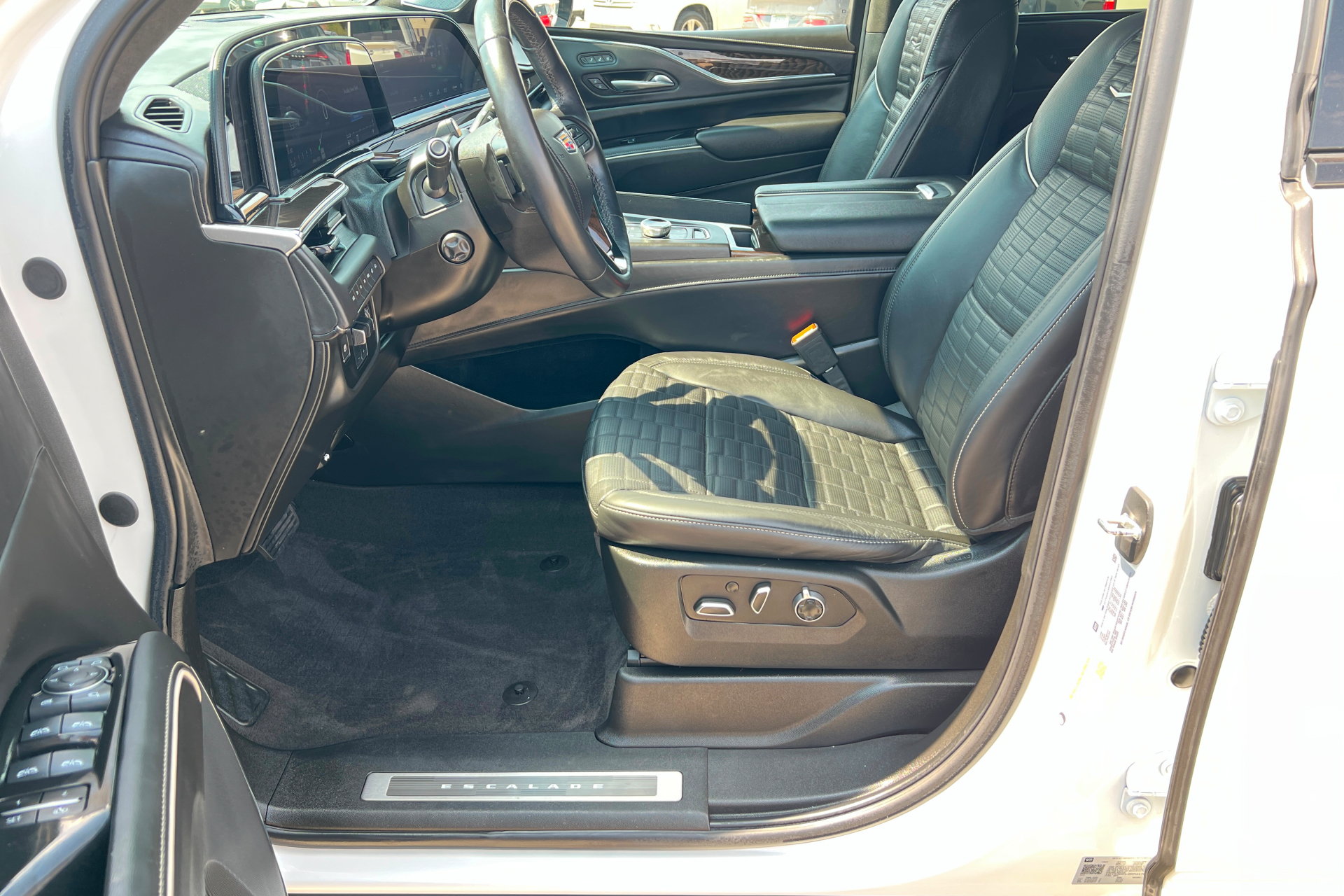 Used 2024 Cadillac Escalade Sport Platinum w/ LPO, ONYX Package AWD/4WD image 19