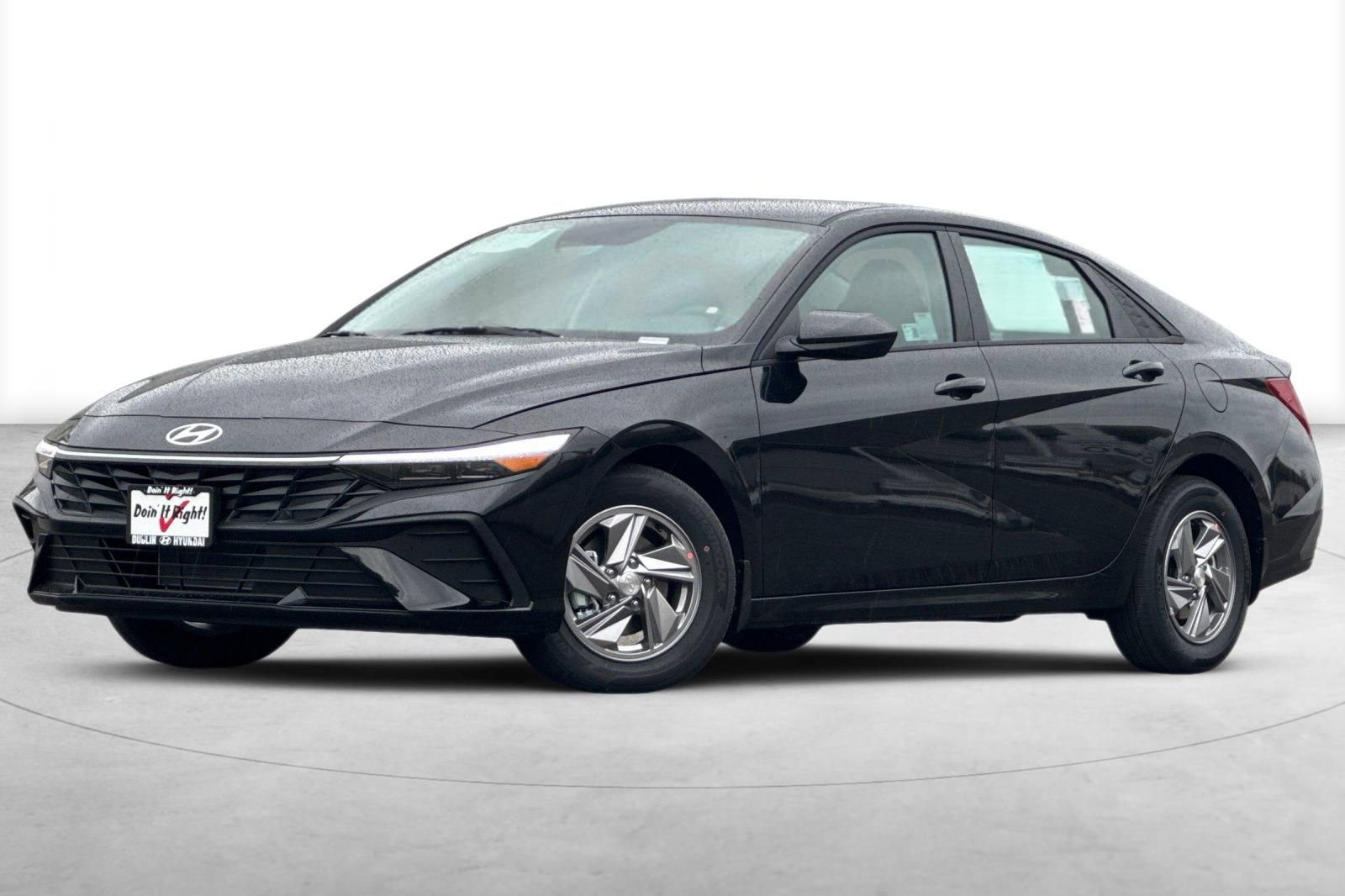 Used 2025 Hyundai Elantra SE image 2