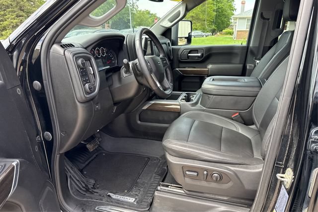 Used 2022 Chevrolet Silverado 2500 LT w/ Midnight Edition AWD/4WD image 9