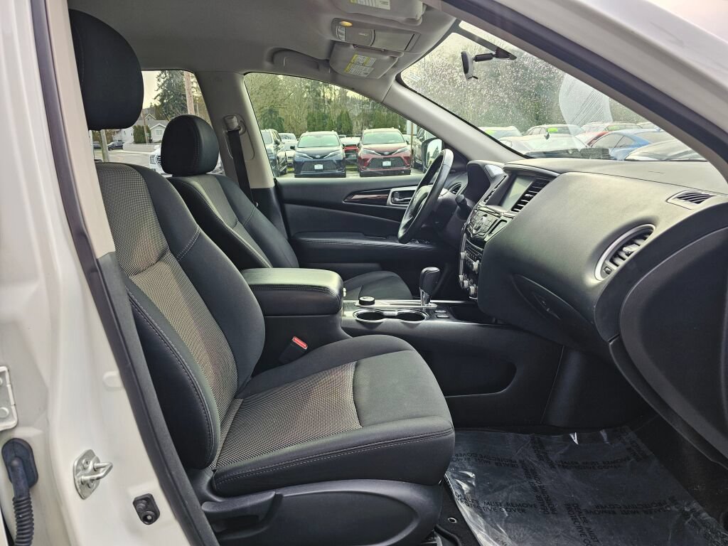 Used 2018 Nissan Pathfinder SV image 9