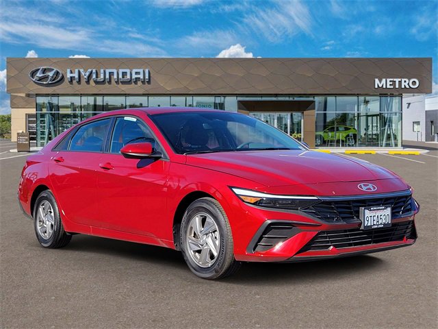 Used 2025 Hyundai Elantra SE image 1