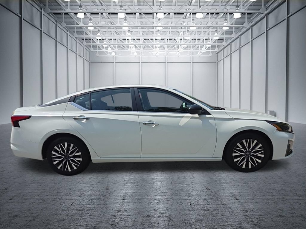 Used 2025 Nissan Altima 2.5 SV FWD image 10