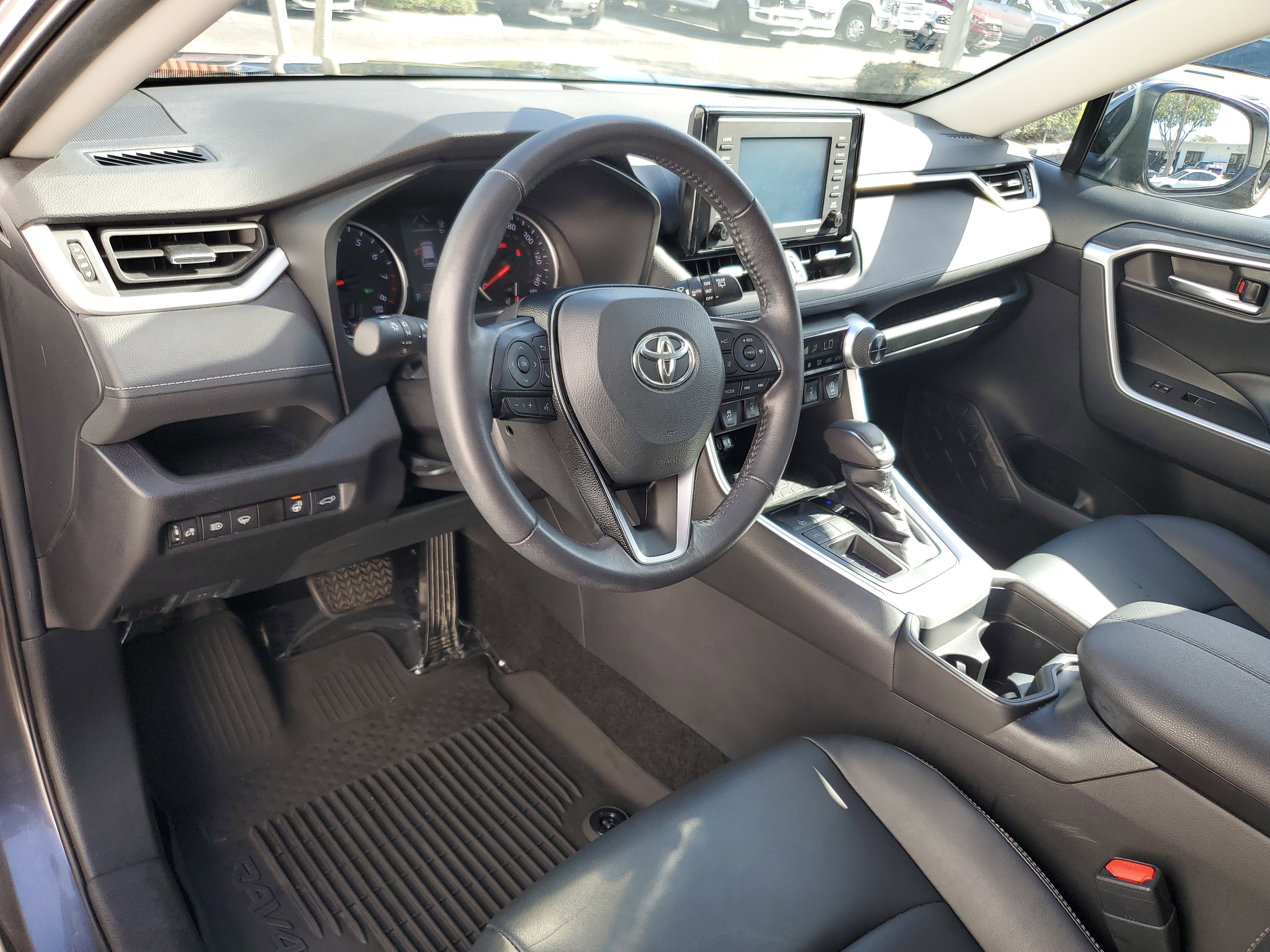 Used 2021 Toyota RAV4 XLE Premium image 22
