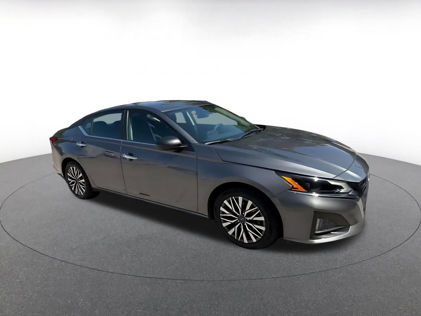 Used 2025 Nissan Altima 2.5 SV FWD image 2