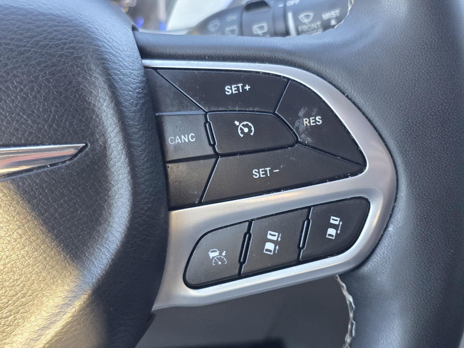 Used 2024 Chrysler Pacifica Touring-L FWD image 13