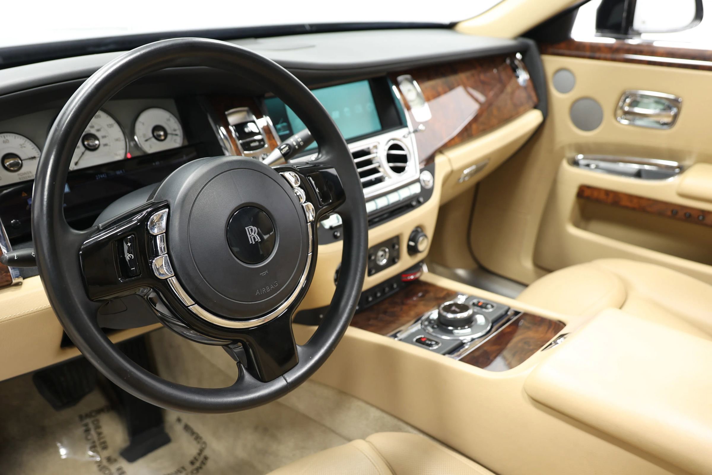 Used 2015 Rolls-Royce Ghost image 2