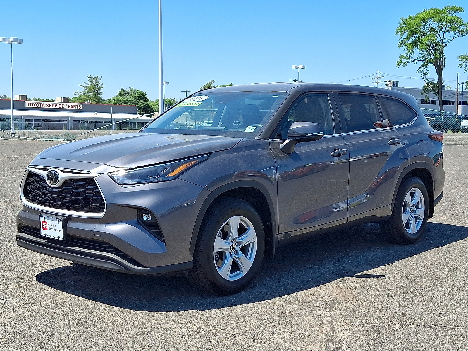 Used 2025 Toyota Highlander LE AWD/4WD image 3