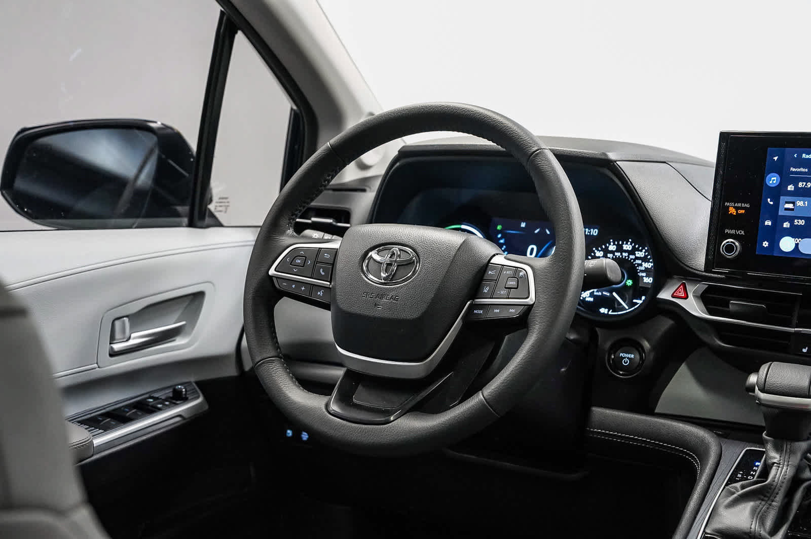 Used 2026 Toyota Sienna XLE FWD image 15