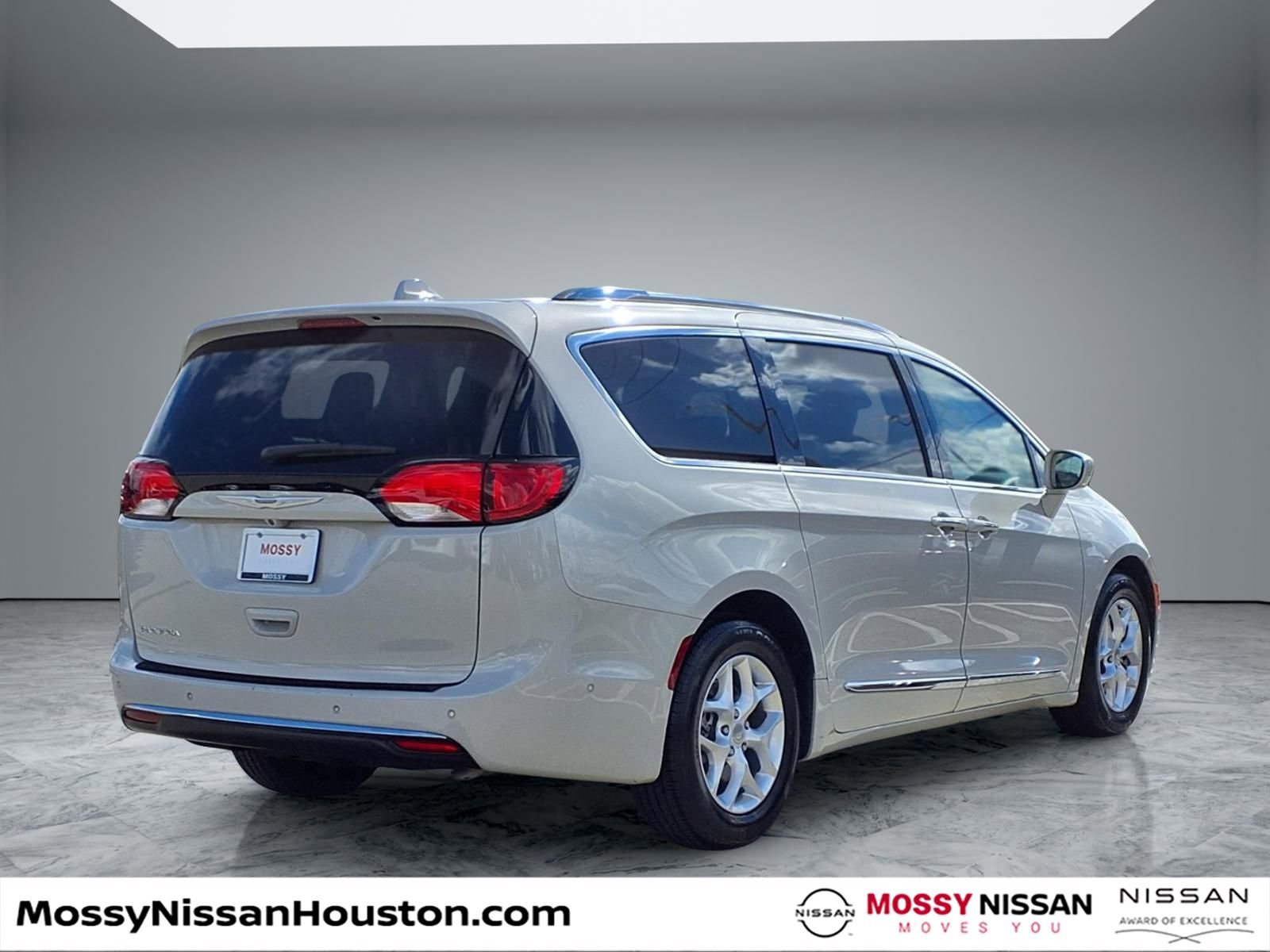 Used 2020 Chrysler Pacifica Touring-L Plus w/ Tire & Wheel Group image 7