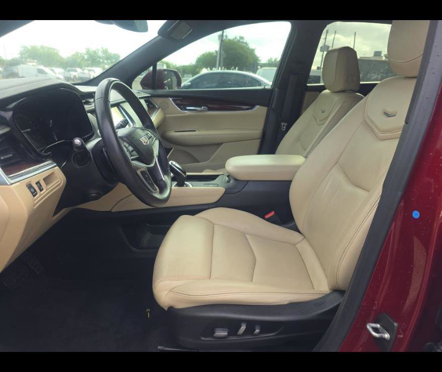 Used 2018 Cadillac XT5 Luxury w/ Driver Awareness Package FWD image 3